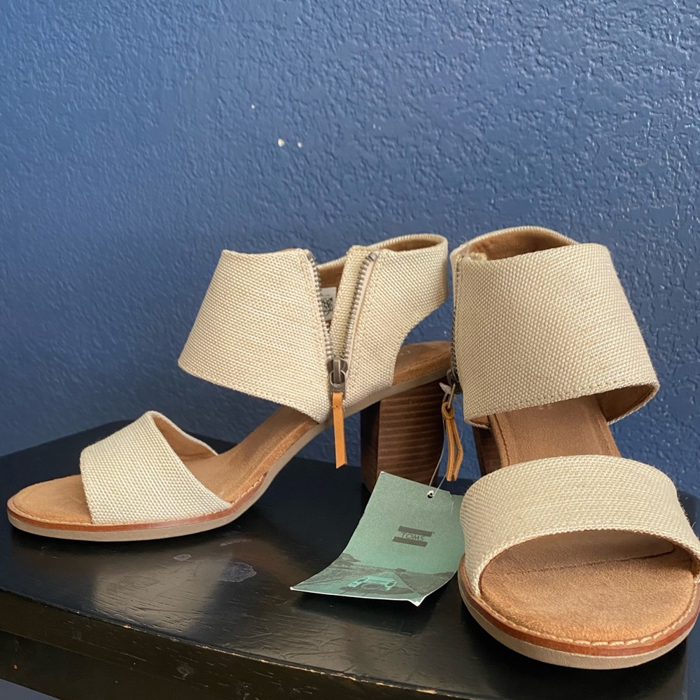 TOMS heels size 8.5. Never worn, tag still on.